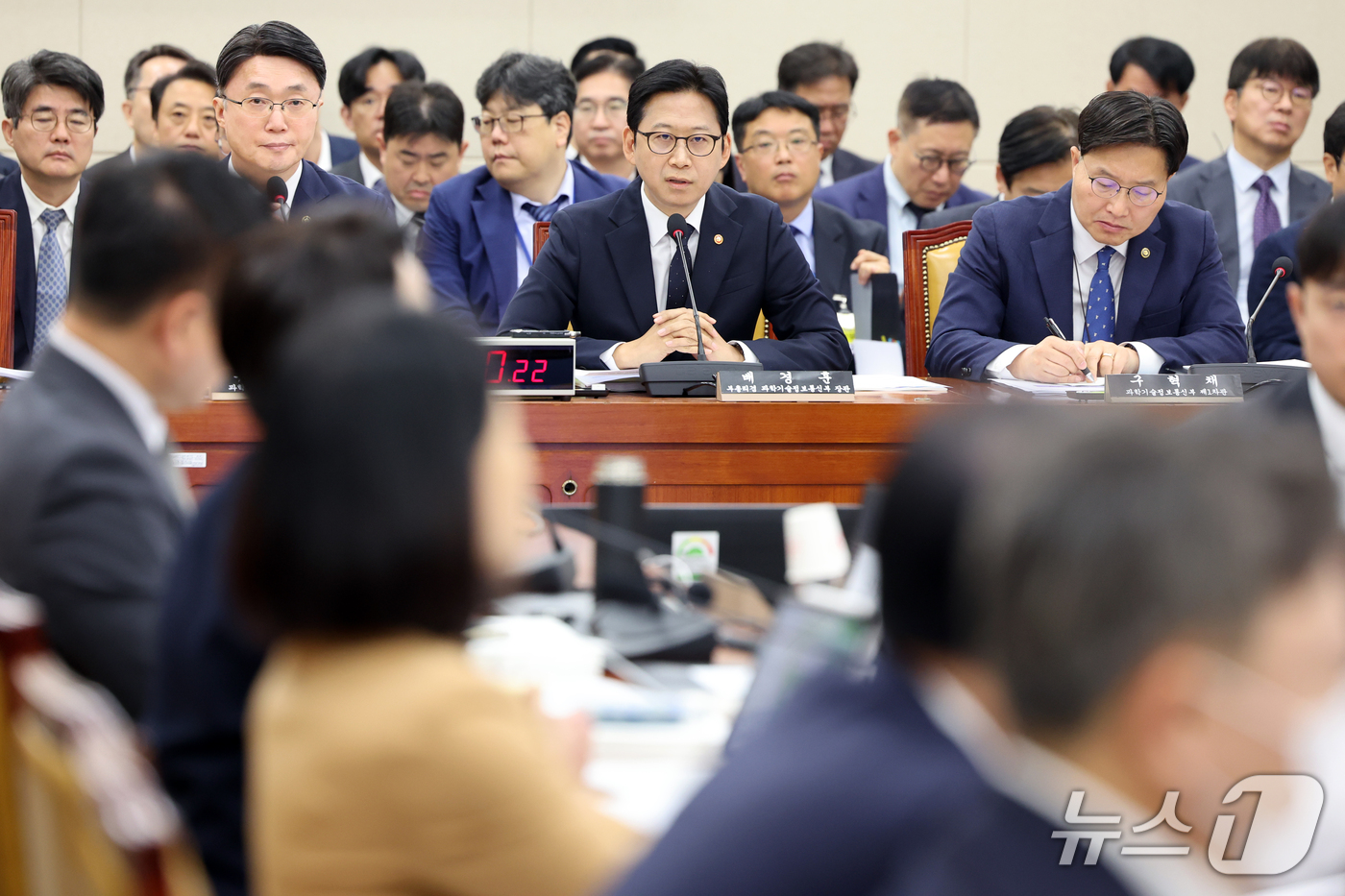(서울=뉴스1) 황기선 기자 = 배경훈 부총리 겸 과학기술정보통신부 장관이 6일 서울 여의도 국회 과학기술정보방송통신위원회에서 열린 과기부 등에 대한 국정감사에서 의원 질의에 답하 …