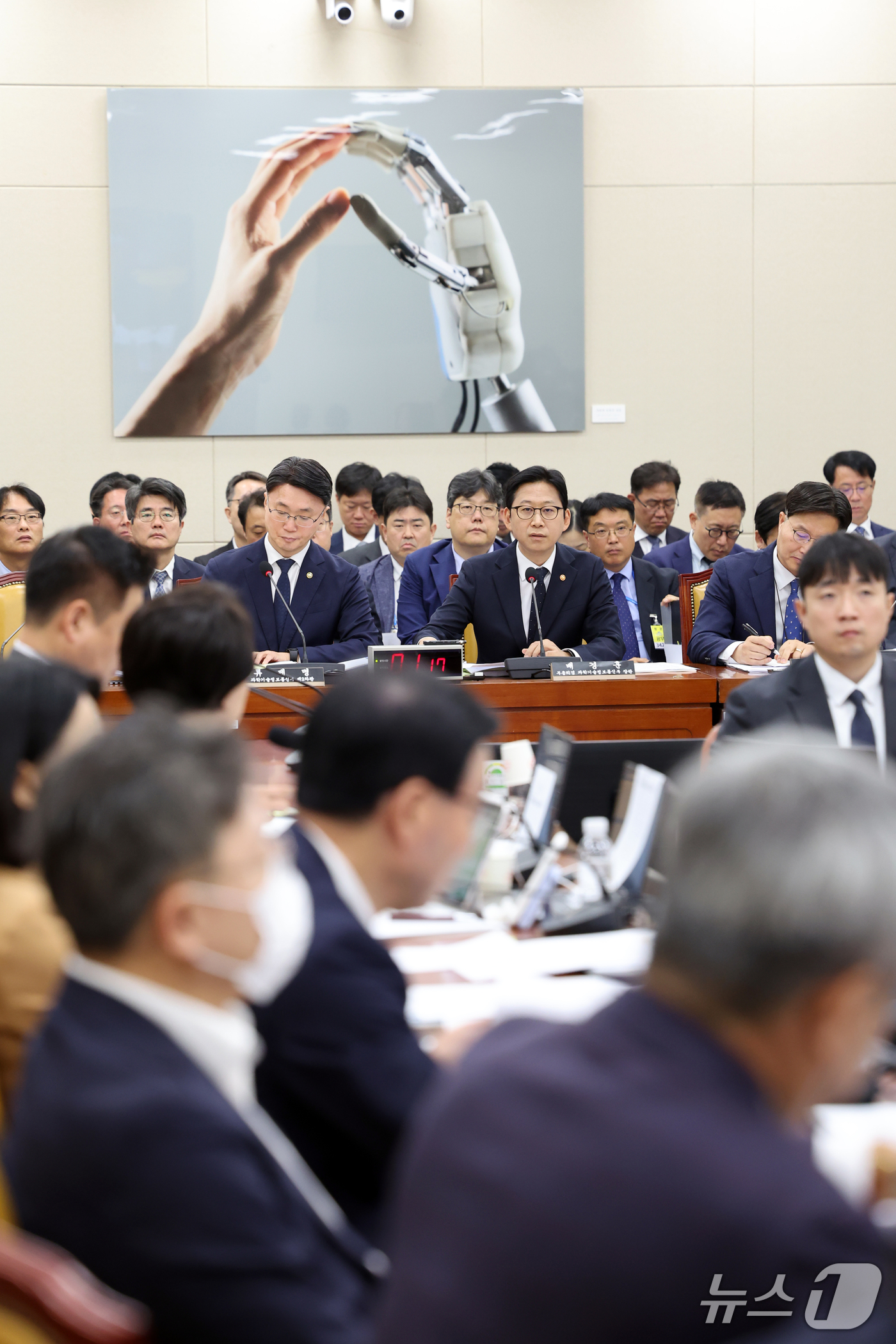 (서울=뉴스1) 황기선 기자 = 배경훈 부총리 겸 과학기술정보통신부 장관이 6일 서울 여의도 국회 과학기술정보방송통신위원회에서 열린 과기부 등에 대한 국정감사에서 의원 질의에 답하 …