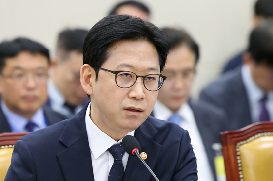 [국감] 의원 질의에 답하는 배경훈 부총리