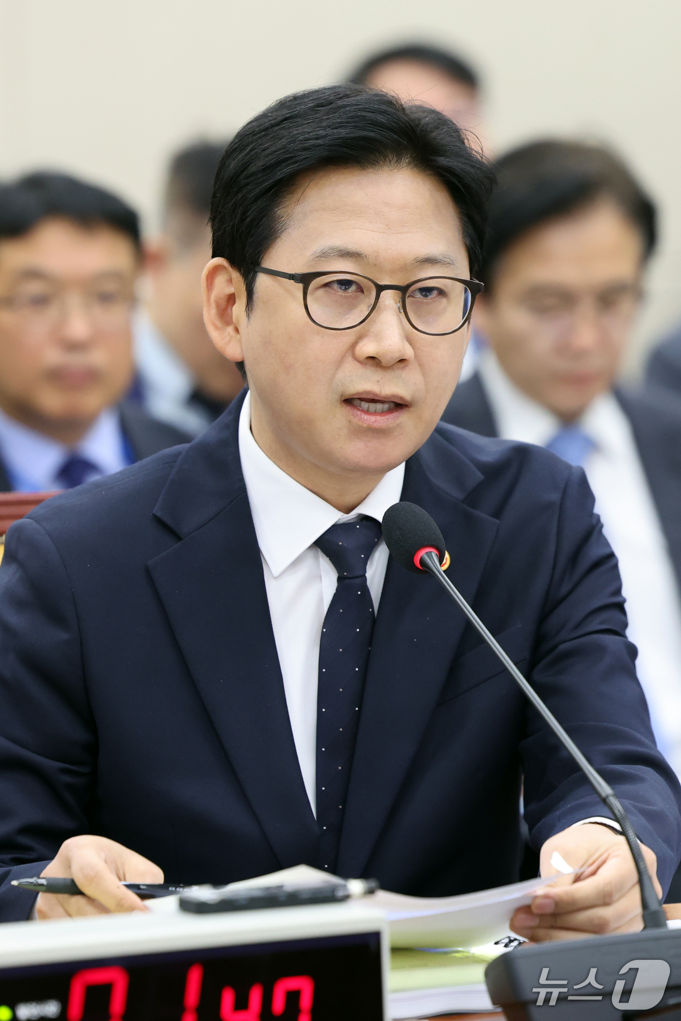 (서울=뉴스1) 황기선 기자 = 배경훈 부총리 겸 과학기술정보통신부 장관이 6일 서울 여의도 국회 과학기술정보방송통신위원회에서 열린 과기부 등에 대한 국정감사에서 의원 질의에 답하 …
