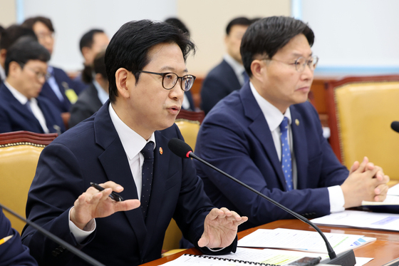 [국감현장] 배경훈 "LGU+ 해킹 고의 은폐 확인되면 위약금 면제 요구"