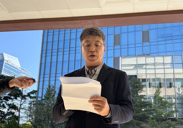 '당원 정보 무단공개 의혹' 김민석 고소 유튜버, 경찰 출석