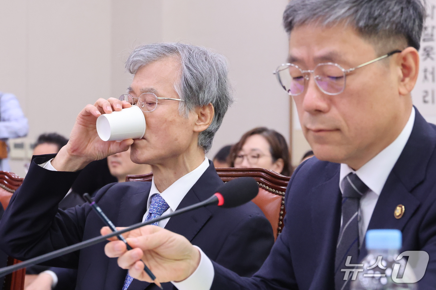 (서울=뉴스1) 신웅수 기자 = 조희대 대법원장이 6일 서울 여의도 국회에서 열린 법제사법위원회의 대법원 등에 대한 국정감사에서 목을 축이고 있다. 2026.10.6/뉴스1