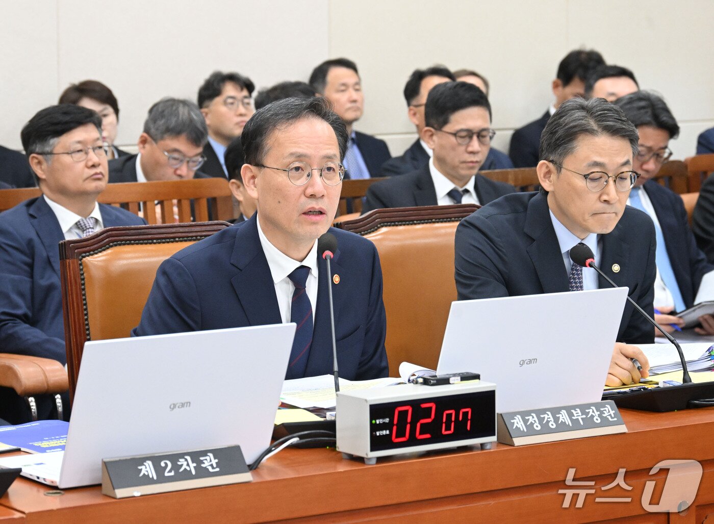 본문 이미지 - 이형일 부총리 겸 재정경제부 장관이 6일 서울 여의도 국회에서 열린 '2026년 재정경제부 국정감사'에서 의원질의에 답변하고 있다. (재정경제부 제공. 재판매 및 DB 금지) 2026.10.6 ⓒ 뉴스1