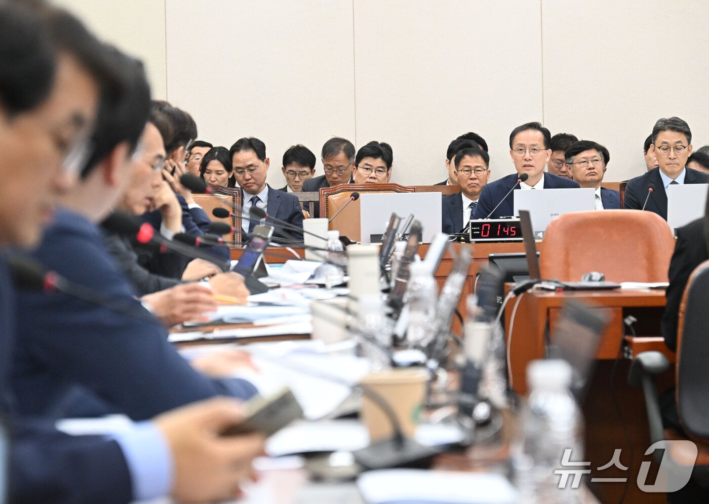 본문 이미지 - 이형일 부총리 겸 재정경제부 장관이 6일 서울 여의도 국회에서 열린 '2026년 재정경제부 국정감사'에서 의원질의에 답변하고 있다. (재정경제부 제공. 재판매 및 DB 금지) 2026.10.6 ⓒ 뉴스1