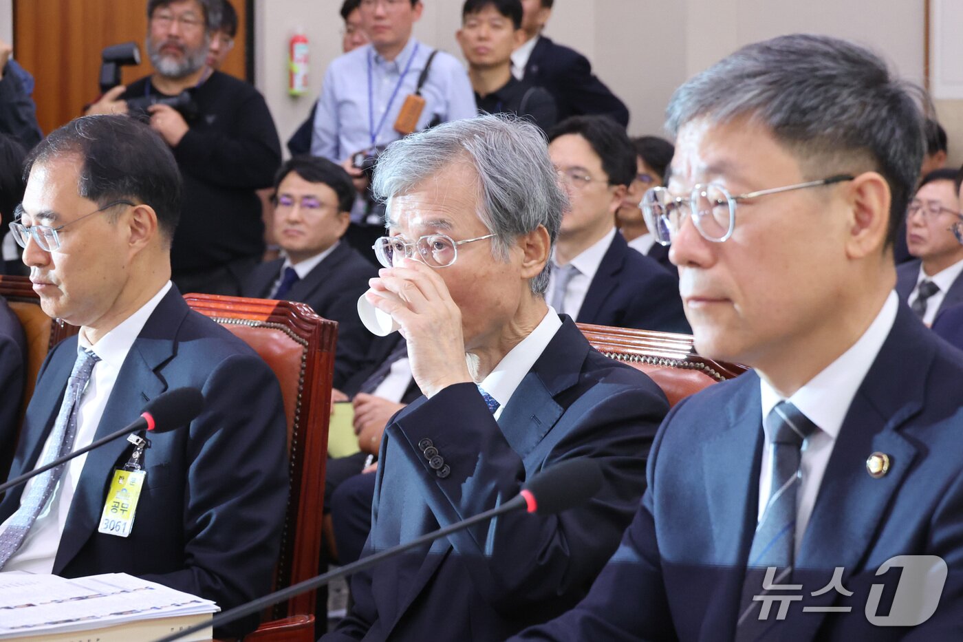 본문 이미지 - 조희대 대법원장이 6일 서울 여의도 국회에서 열린 법제사법위원회의 대법원 등에 대한 국정감사에서 목을 축이고 있다. 2026.10.6 ⓒ 뉴스1 신웅수 기자