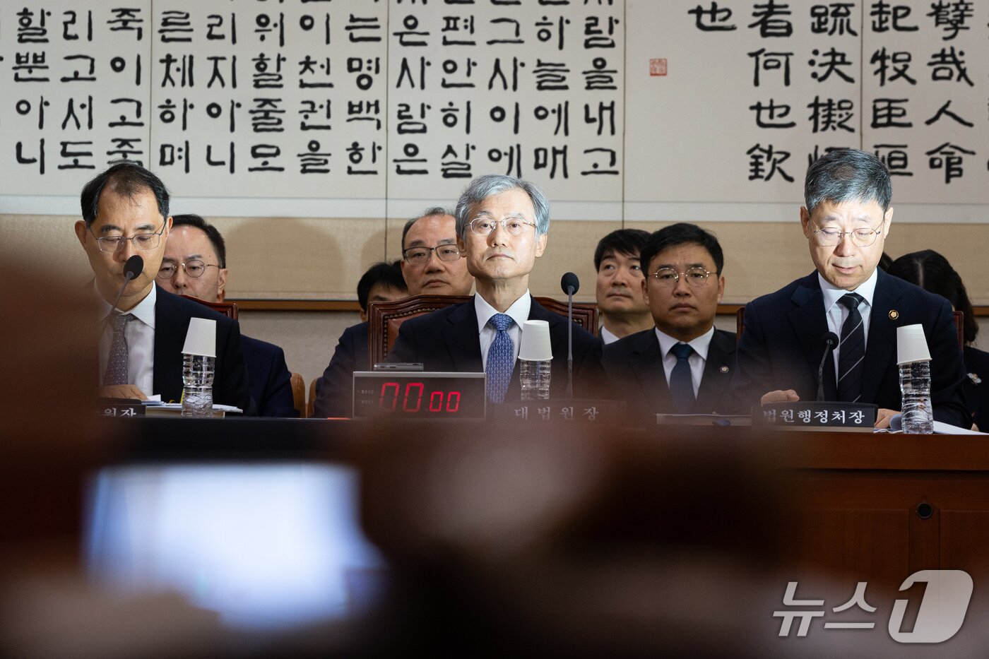 본문 이미지 - 조희대 대법원장이 6일 서울 여의도 국회에서 열린 법제사법위원회의 대법원 등에 대한 국정감사에 출석해 감사개시를 기다리고 있다. 2026.10.6 ⓒ 뉴스1 유승관 기자