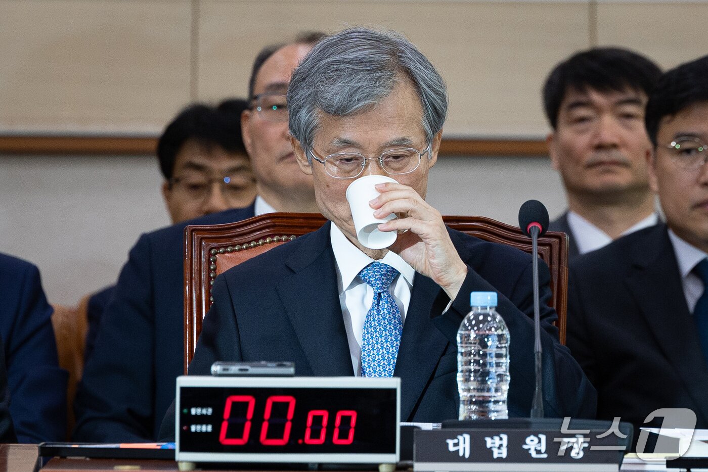본문 이미지 - 조희대 대법원장이 6일 서울 여의도 국회에서 열린 법제사법위원회의 대법원 등에 대한 국정감사에 출석해 물을 마시고 있다. 2026.10.6 ⓒ 뉴스1 유승관 기자
