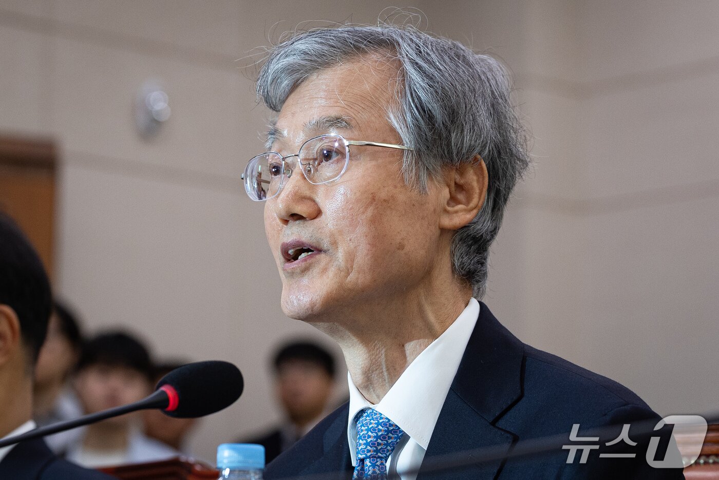 본문 이미지 - 조희대 대법원장이 6일 서울 여의도 국회에서 열린 법제사법위원회의 대법원 등에 대한 국정감사에 출석해 서영교 법사위원장의 질의에 답하고 있다. 2026.10.6 ⓒ 뉴스1 유승관 기자