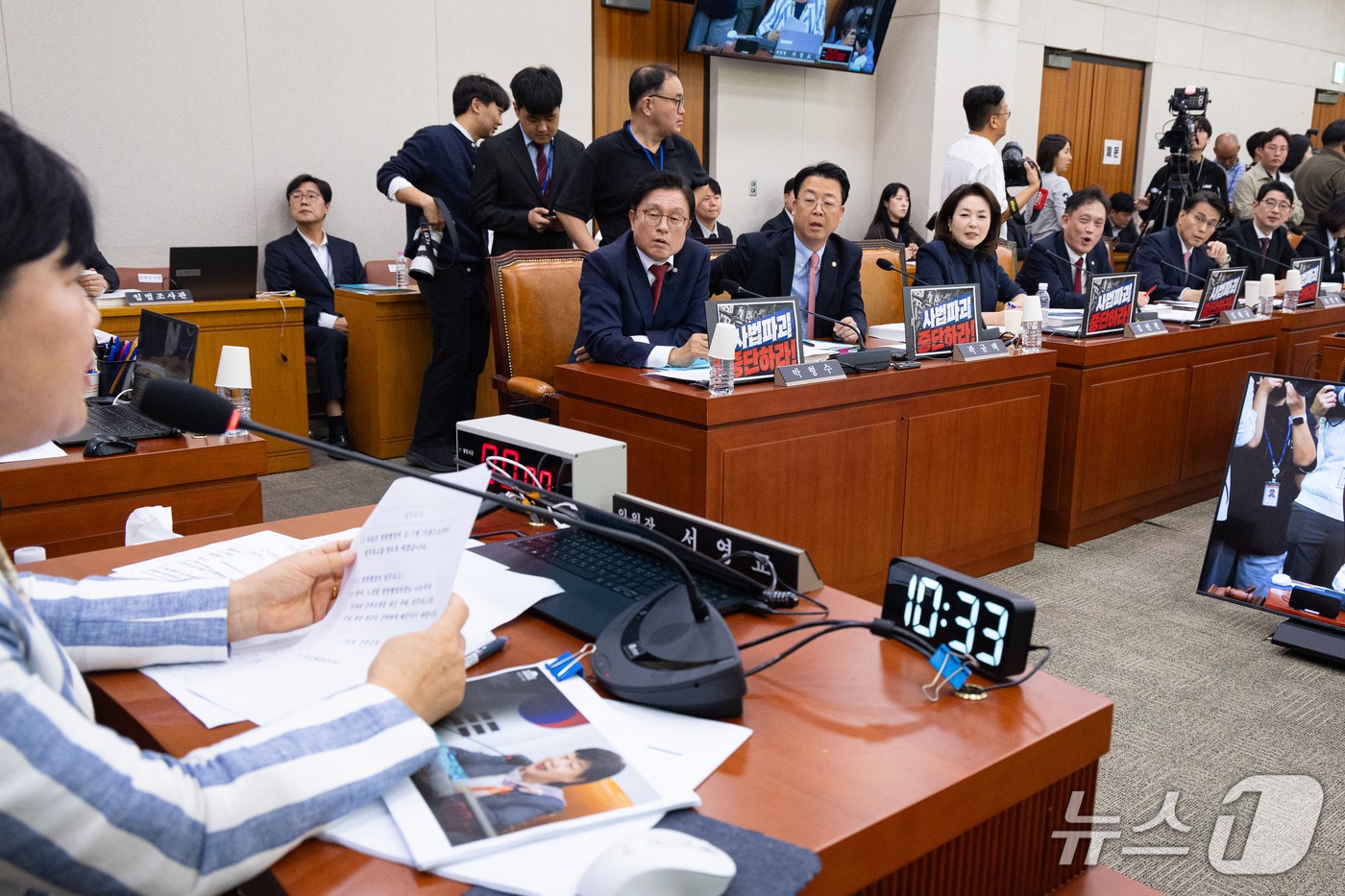 (서울=뉴스1) 유승관 기자 = 국회 법제사법위원회 국민의힘 위원들이 6일 서울 여의도 국회에서 열린 법제사법위원회의 대법원 등에 대한 국정감사에서 조희대 대법원장의 이석을 요구하 …