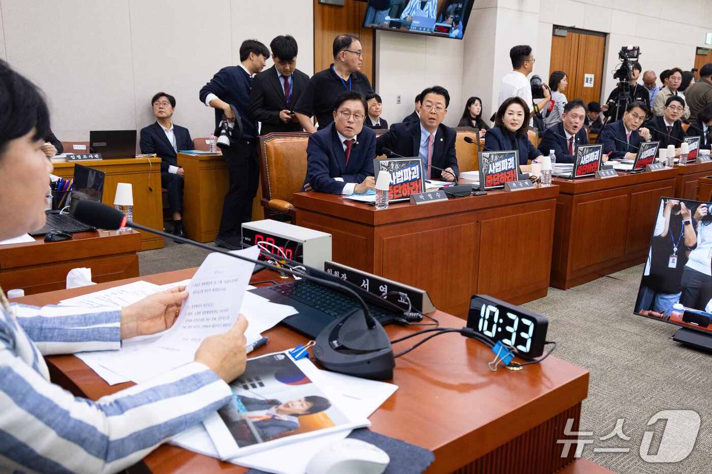 본문 이미지 - 국회 법제사법위원회 국민의힘 위원들이 6일 서울 여의도 국회에서 열린 법제사법위원회의 대법원 등에 대한 국정감사에서 조희대 대법원장의 이석을 요구하며 서영교 법사위원장에게 항의하고 있다. 2026.10.6 ⓒ 뉴스1 유승관 기자