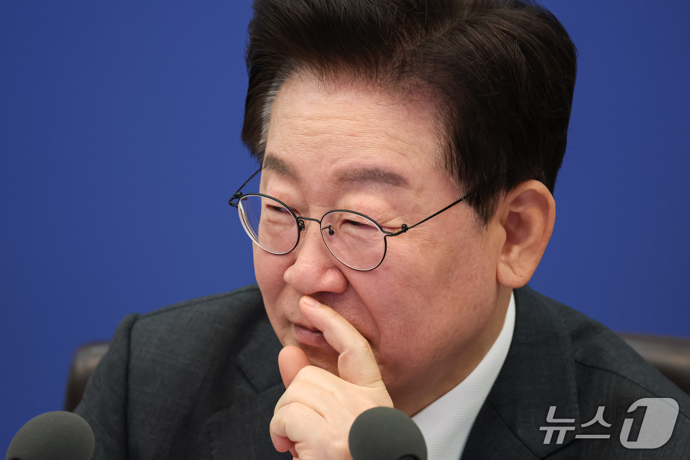 (서울=뉴스1) 허경 기자 = 이재명 대통령이 6일 청와대에서 열린 국무회의에서 참석자들의 발언을 듣고 있다. 2026.10.6/뉴스1