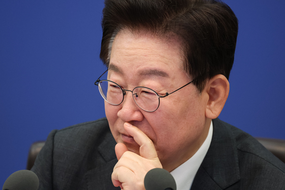 참석자 발언 듣는 이재명 대통령