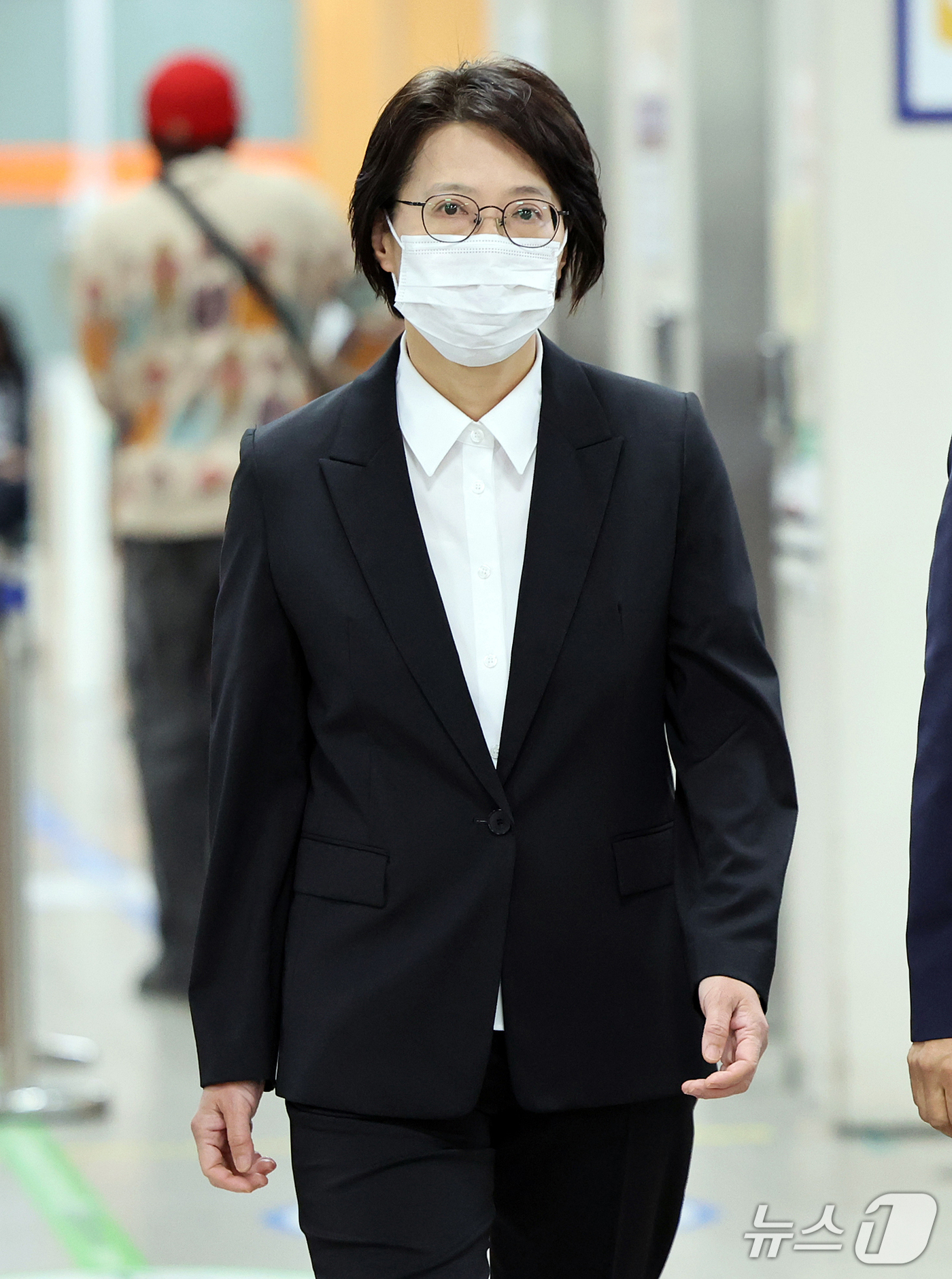 (서울=뉴스1) 김진환 기자 = 쿠팡 퇴직금 미지급 사건을 무혐의 처분하도록 외압을 행사한 혐의로 기소된 김동희 부산광역공소청 검사가 6일 오전 서울 서초구 중앙지방법원에서 열린 …