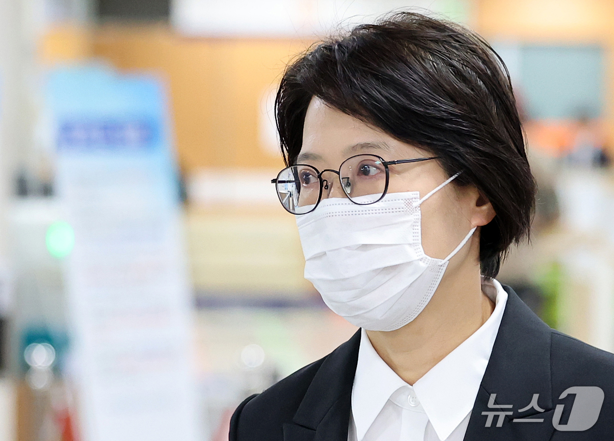 (서울=뉴스1) 김진환 기자 = 쿠팡 퇴직금 미지급 사건을 무혐의 처분하도록 외압을 행사한 혐의로 기소된 김동희 부산광역공소청 검사가 6일 오전 서울 서초구 중앙지방법원에서 열린 …