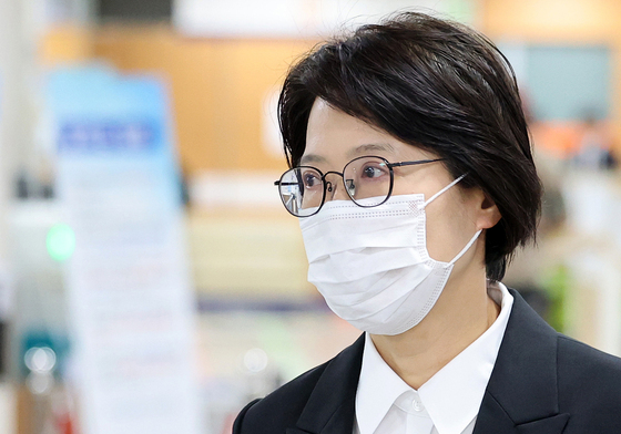 5차 공판 출석하는 김동희 검사