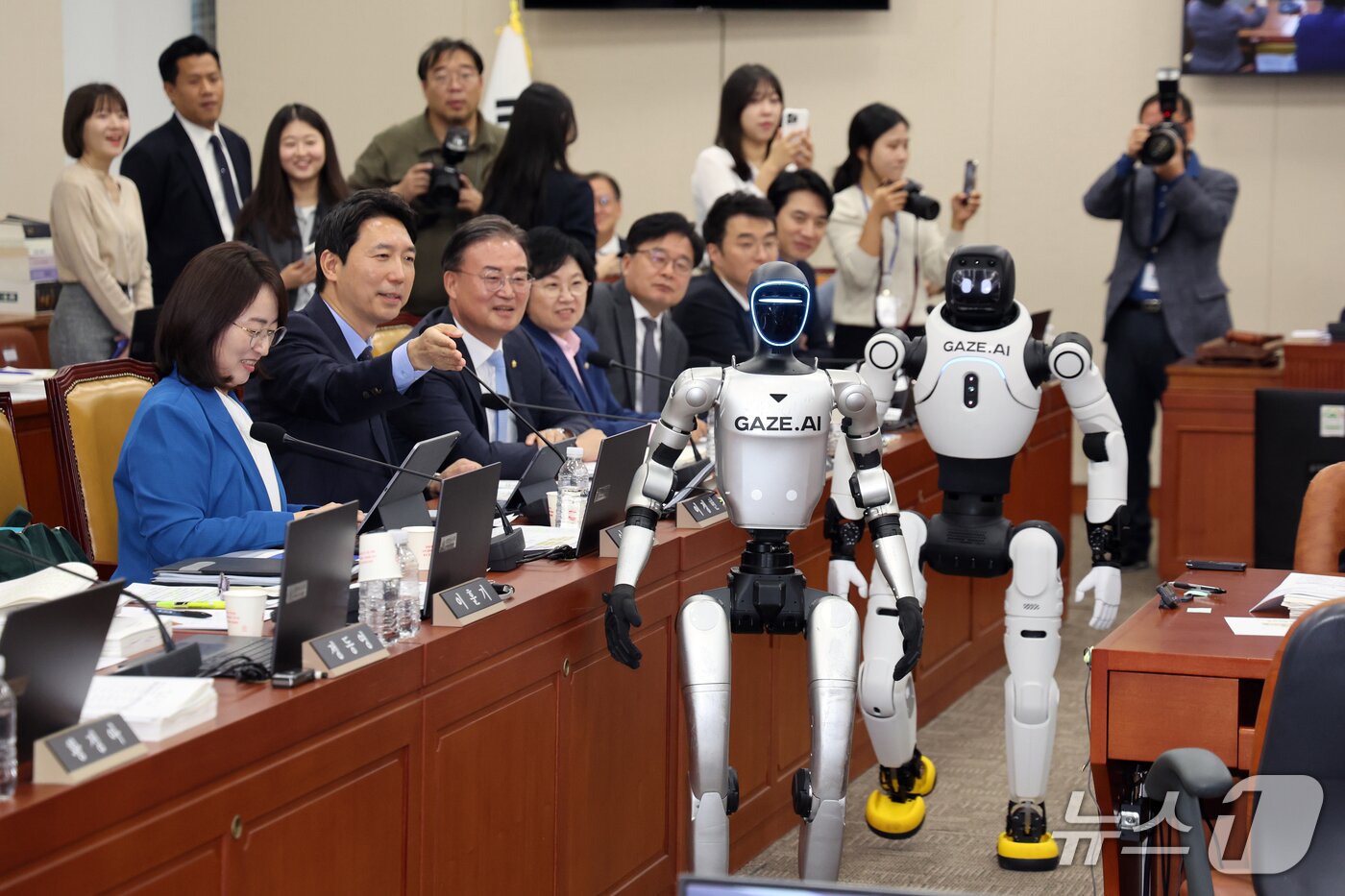 본문 이미지 - 6일 서울 여의도 국회 과학기술정보방송통신위원회에서 열린 과기부 등에 대한 국정감사에서 중국산 휴머노이드 로봇이 시연을 하고 있다. 2026.10.6 ⓒ 뉴스1 황기선 기자