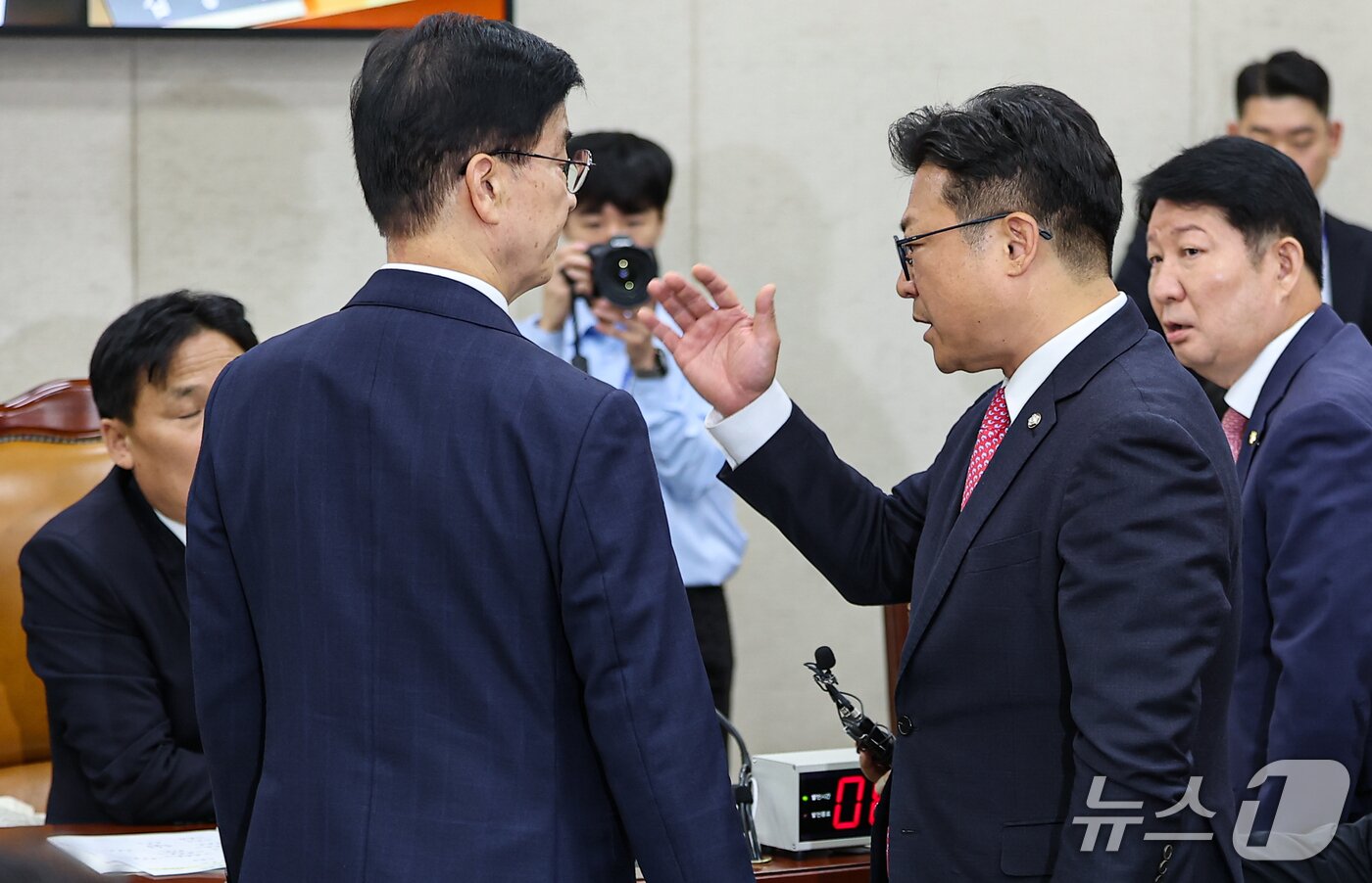 본문 이미지 - 6일 서울 여의도 국회에서 열린 행정안전위원회 국정감사에서 이해식 행안위 여당 간사와 강명구 행안위 야당 간사가 언쟁을 벌이고 있다. 2026.10.6 ⓒ 뉴스1 김도우 기자