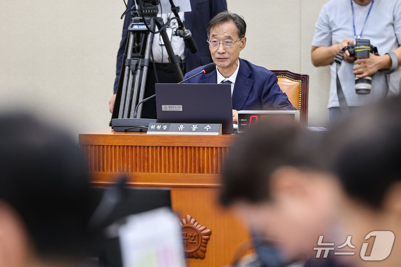 본문 이미지 - 유동수 국회 정무위원장이 6일 서울 여의도 국회에서 열린 정무위원회 국정감사를 주재하고 있다. 2026.10.6 ⓒ 뉴스1 김도우 기자