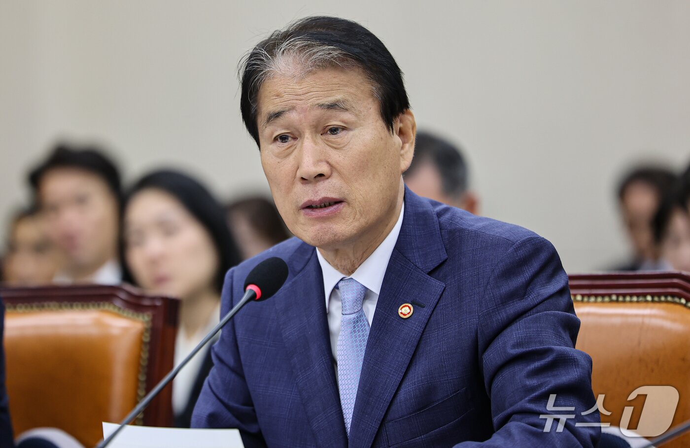 본문 이미지 - 권오을 국가보훈부 장관이 6일 서울 여의도 국회에서 열린 정무위원회 국정감사에서 의원 질의에 답하고 있다. ⓒ 뉴스1 김도우 기자