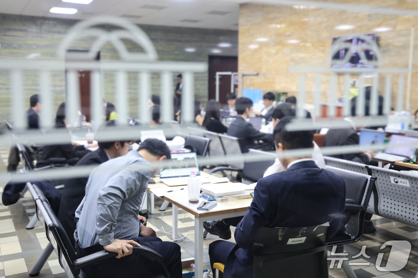 (서울=뉴스1) 김도우 기자 = 2026년도 국회 국정감사가 시작된 6일 서울 여의도 국회 피감기관 대기실에 직원들이 대기하고 있다. 2026.10.6/뉴스1