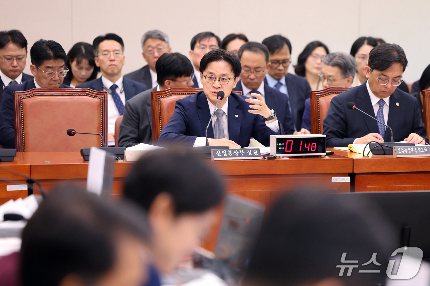 (서울=뉴스1) 황기선 기자 = 김정관 산업통상부 장관이 6일 서울 여의도 국회 산업통상자원중소벤처기업위원회에서 열린 산업부에 대한 국정감사에서 의원 질의에 답하고 있다.  202 …