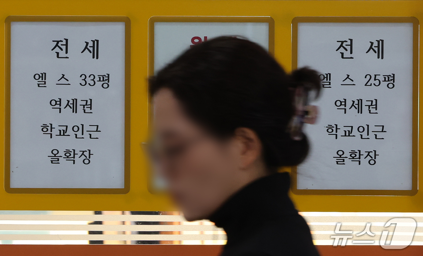 (서울=뉴스1) 김진환 기자 = 6월 국토교통부올해 8월 서울 아파트 전세 계약 중 갱신 비중이 58%에 육박했다. 지난 4월 이후 4개월 연속 상승해 올해 들어 가장 높은 수준을 …