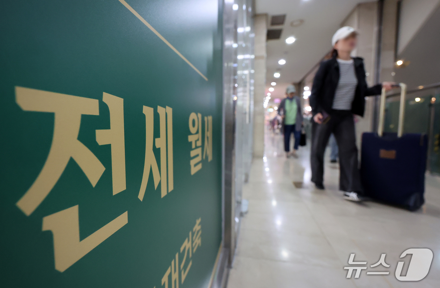 (서울=뉴스1) 김진환 기자 = 6월 국토교통부올해 8월 서울 아파트 전세 계약 중 갱신 비중이 58%에 육박했다. 지난 4월 이후 4개월 연속 상승해 올해 들어 가장 높은 수준을 …