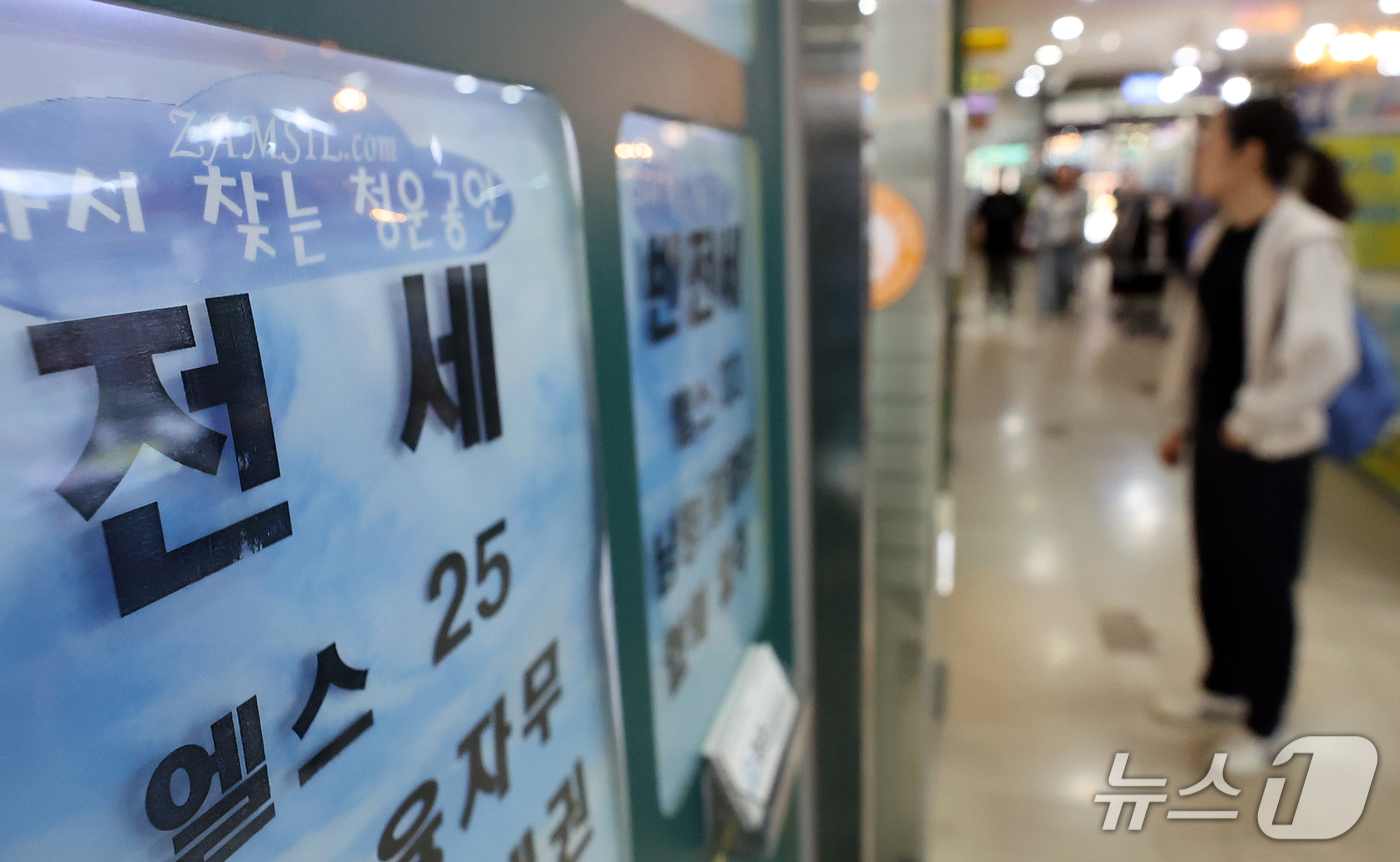 (서울=뉴스1) 김진환 기자 = 6월 국토교통부올해 8월 서울 아파트 전세 계약 중 갱신 비중이 58%에 육박했다. 지난 4월 이후 4개월 연속 상승해 올해 들어 가장 높은 수준을 …