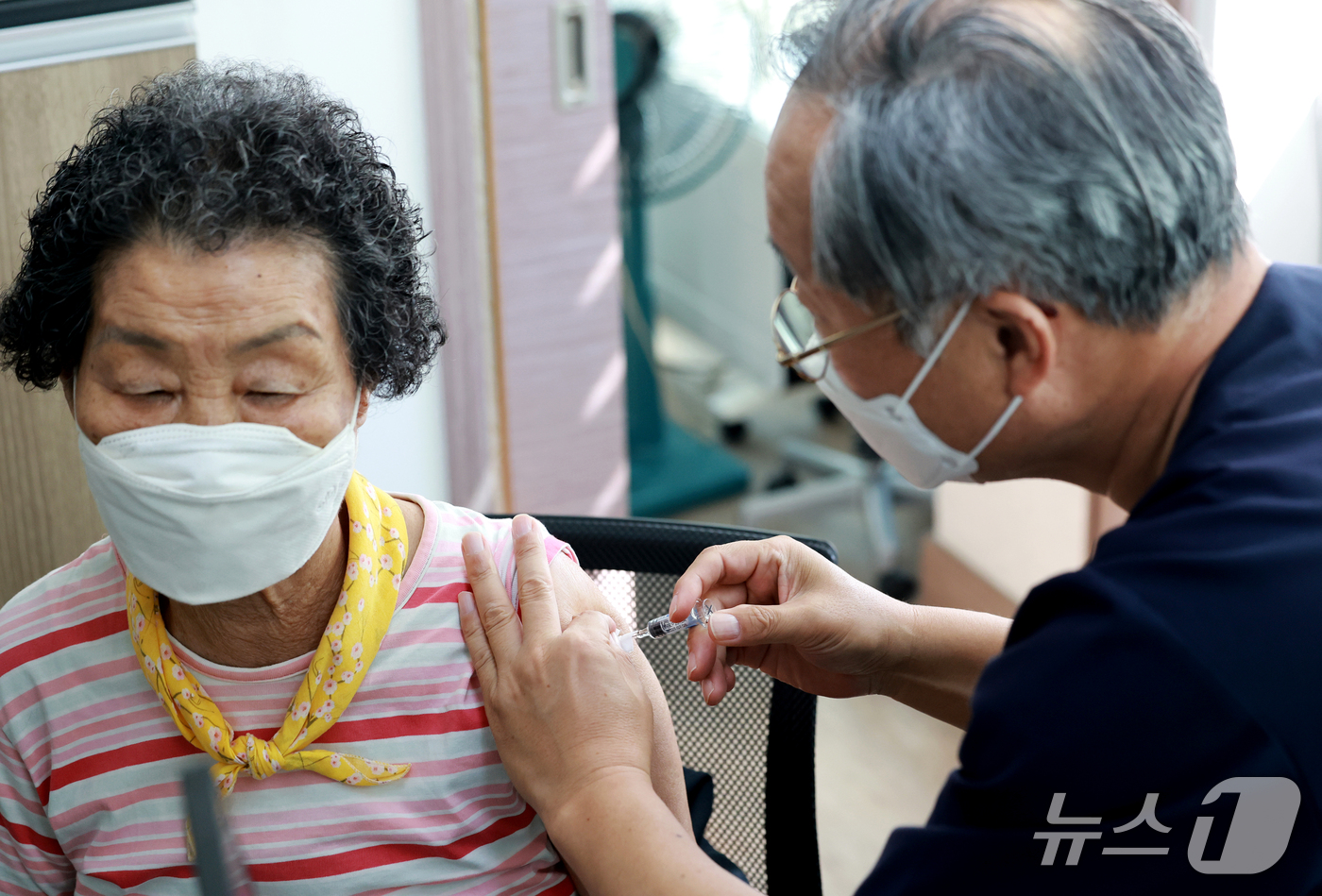 (서울=뉴스1) 이호윤 기자 = 질병관리청은 6일부터 독감 유행에 대비해 연령별 인플루엔자 예방접종을 시작한다고 밝혔다. 예방접종은 보건소와 보건지소·진료소 그리고 국가예방접종 지 …