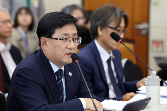 [국감] 의원 질의에 답하는 김성환 장관