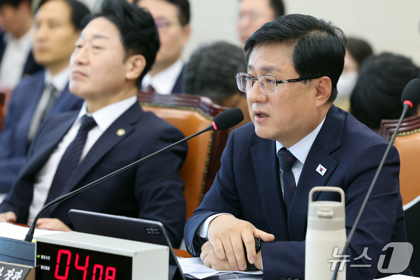 (서울=뉴스1) 황기선 기자 = 김성환 기후에너지환경부 장관이 6일 서울 여의도 국회 기후에너지환경노동위원회에서 열린 기후부 국정감사에서 의원 질의에 답하고 있다.  2026.10 …