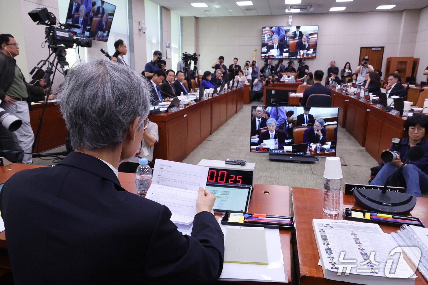 본문 이미지 - 조희대 대법원장이 6일 서울 여의도 국회에서 열린 법제사법위원회의 대법원 등에 대한 국정감사에서 의원 질의에 답변하고 있다. 2026.10.6 ⓒ 뉴스1 신웅수 기자