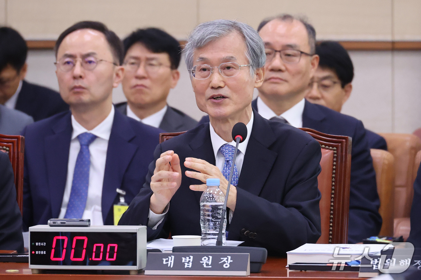 (서울=뉴스1) 신웅수 기자 = 조희대 대법원장이 6일 서울 여의도 국회에서 열린 법제사법위원회의 대법원 등에 대한 국정감사에서 의원 질의에 답변하고 있다. 2026.10.6/뉴스 …