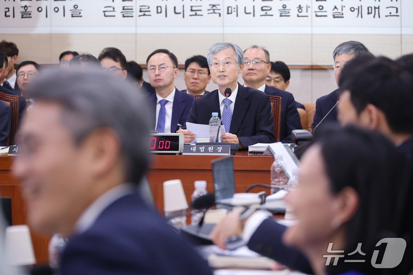 (서울=뉴스1) 신웅수 기자 = 조희대 대법원장이 6일 서울 여의도 국회에서 열린 법제사법위원회의 대법원 등에 대한 국정감사에서 의원 질의에 답변하고 있다. 2026.10.6/뉴스 …
