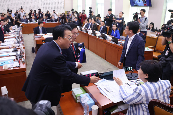與 "한동훈 문건 유출, 제 식구 감싸기"…野 "이화영 석방 요구 청구서"