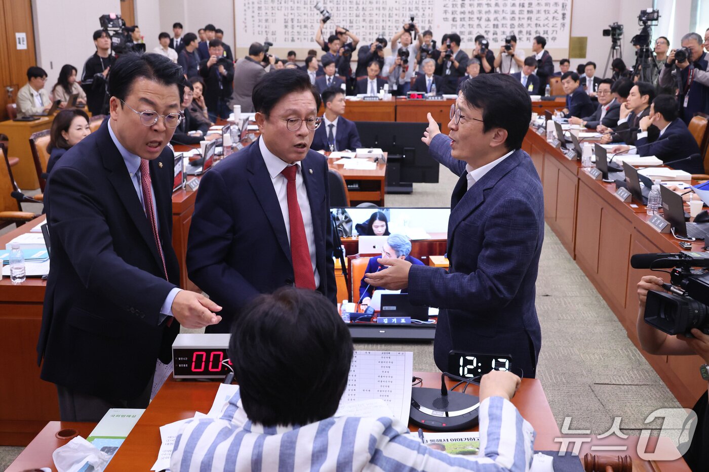 본문 이미지 - 6일 서울 여의도 국회에서 열린 법제사법위원회의 대법원 등에 대한 국정감사에서 국민의힘 의원들이 의사진행과 관련해 서영교 위원장에게 항의하고 있다. 2026.10.6 ⓒ 뉴스1 신웅수 기자