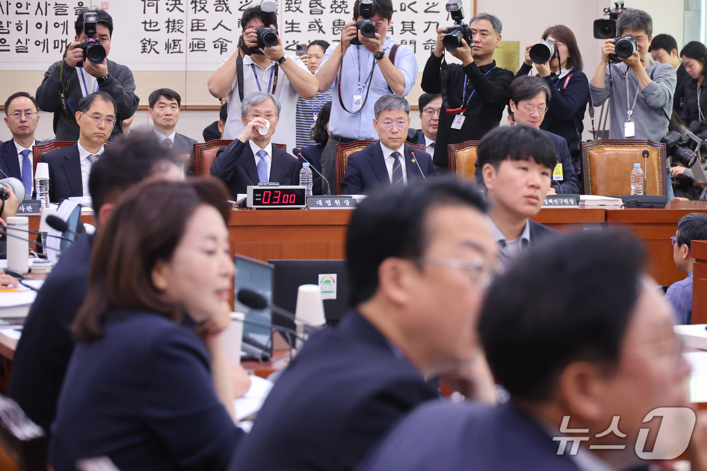(서울=뉴스1) 신웅수 기자 = 조희대 대법원장이 6일 서울 여의도 국회에서 열린 법제사법위원회의 대법원 등에 대한 국정감사에서 목을 축이고 있다. 2026.10.6/뉴스1