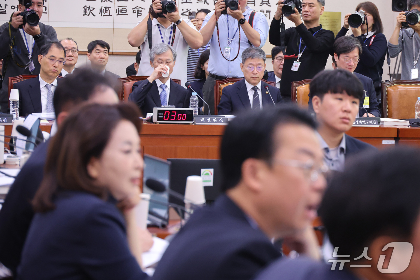 (서울=뉴스1) 신웅수 기자 = 조희대 대법원장이 6일 서울 여의도 국회에서 열린 법제사법위원회의 대법원 등에 대한 국정감사에서 목을 축이고 있다. 2026.10.6/뉴스1