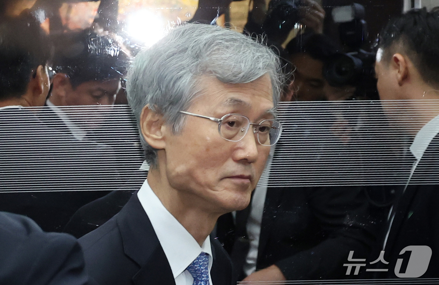 (서울=뉴스1) 황기선 기자 = 조희대 대법원장이 6일 서울 여의도 국회 법제사법위원회에서 열린  대법원 등에 대한 국정감사에서 정회 후 발걸음을 옮기고 있다. 2026.10.6/ …