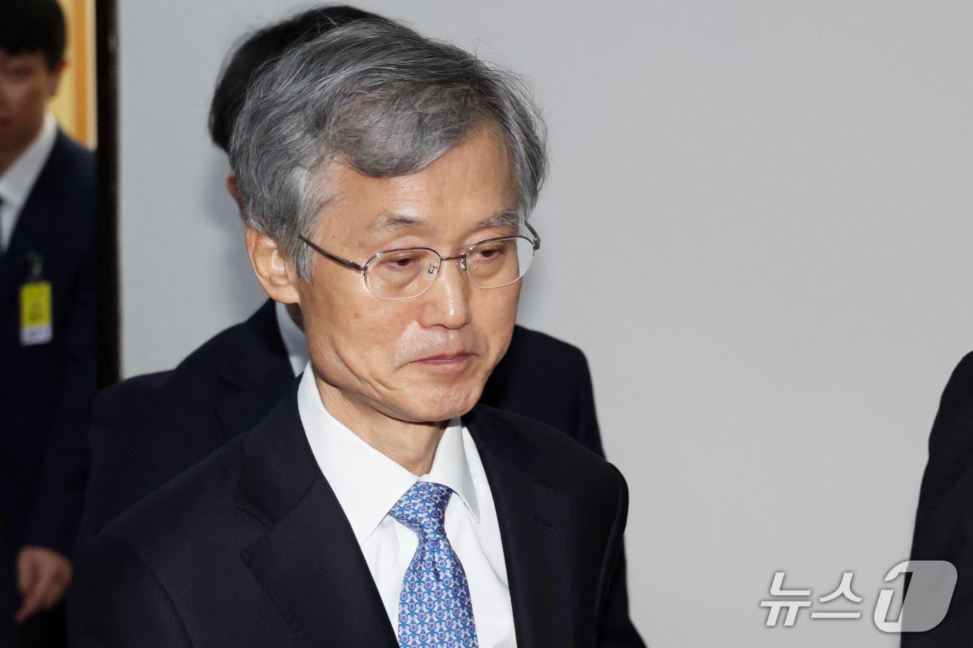 (서울=뉴스1) 황기선 기자 = 조희대 대법원장이 6일 서울 여의도 국회 법제사법위원회에서 열린  대법원 등에 대한 국정감사에서 정회 후 발걸음을 옮기고 있다. 2026.10.6/ …