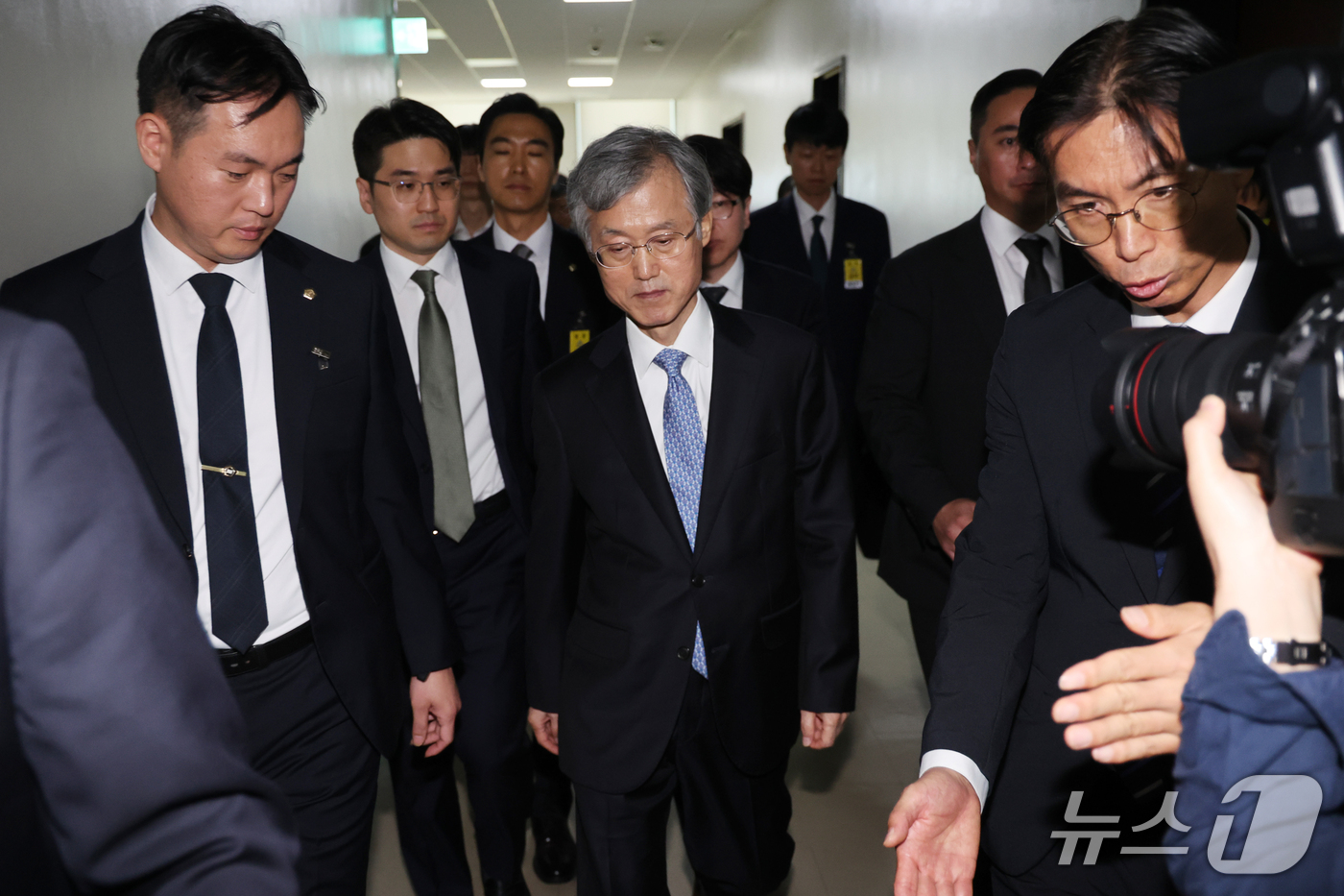 (서울=뉴스1) 황기선 기자 = 조희대 대법원장이 6일 서울 여의도 국회 법제사법위원회에서 열린  대법원 등에 대한 국정감사에서 정회 후 발걸음을 옮기고 있다. 2026.10.6/ …