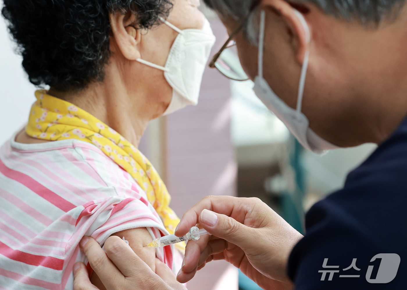 (서울=뉴스1) 이호윤 기자 = 질병관리청은 6일부터 독감 유행에 대비해 연령별 인플루엔자 예방접종을 시작한다고 밝혔다. 예방접종은 보건소와 보건지소·진료소 그리고 국가예방접종 지 …