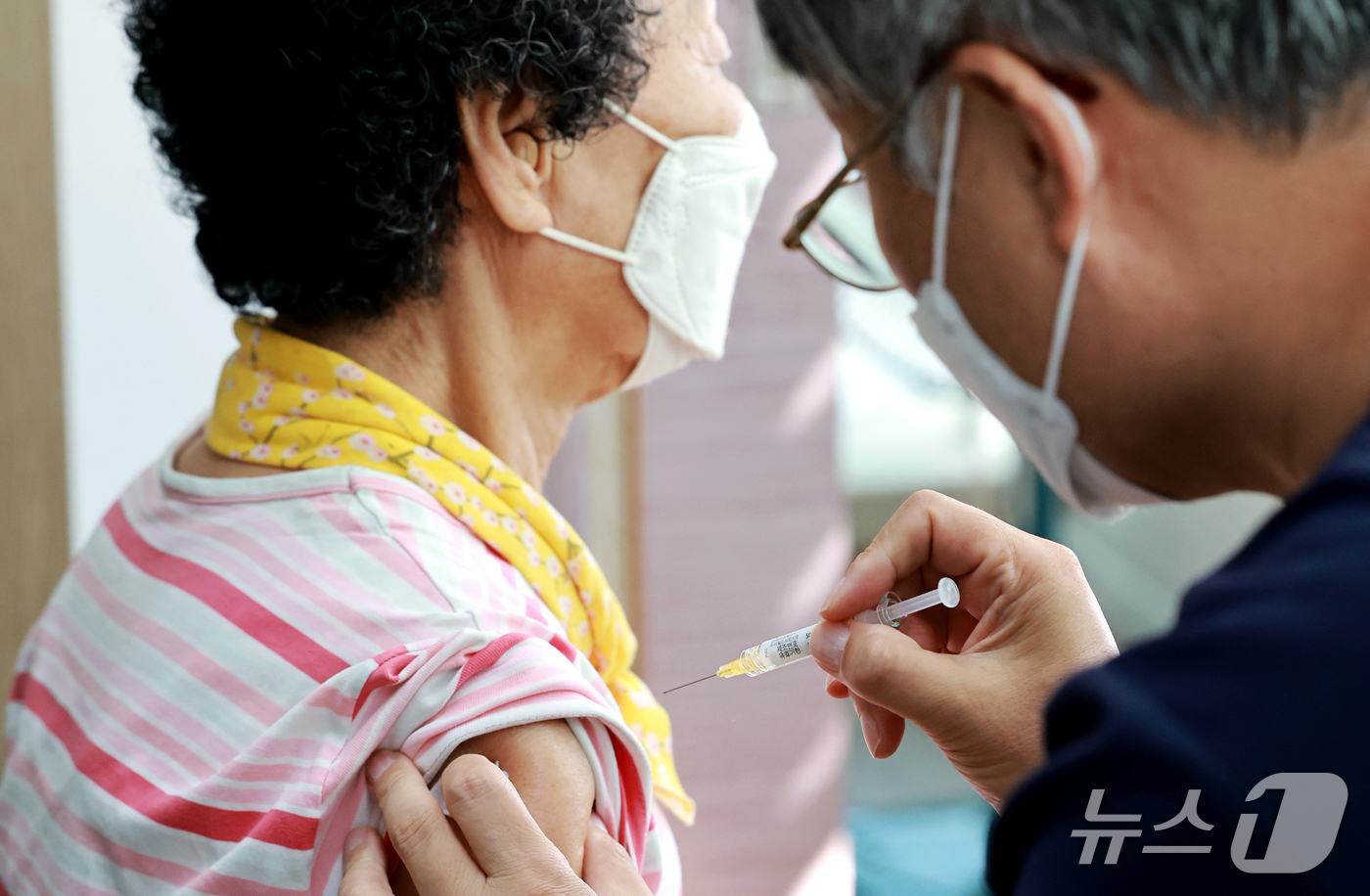 (서울=뉴스1) 이호윤 기자 = 질병관리청은 6일부터 독감 유행에 대비해 연령별 인플루엔자 예방접종을 시작한다고 밝혔다. 예방접종은 보건소와 보건지소·진료소 그리고 국가예방접종 지 …