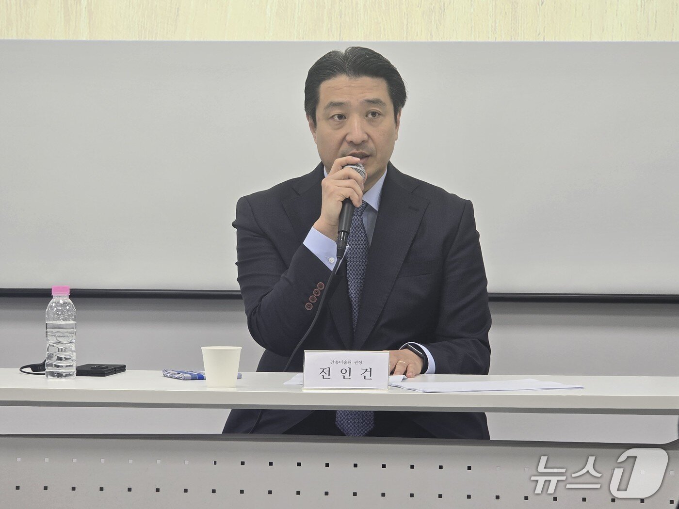 본문 이미지 - 6일, 전인건 간송미술관 관장이 '상서, 컬렉션을 읽다' 展기자간담회에서 전시회 개요를 설명하고 있다. 2026.10.06. ⓒ 뉴스1 김정한 기자
