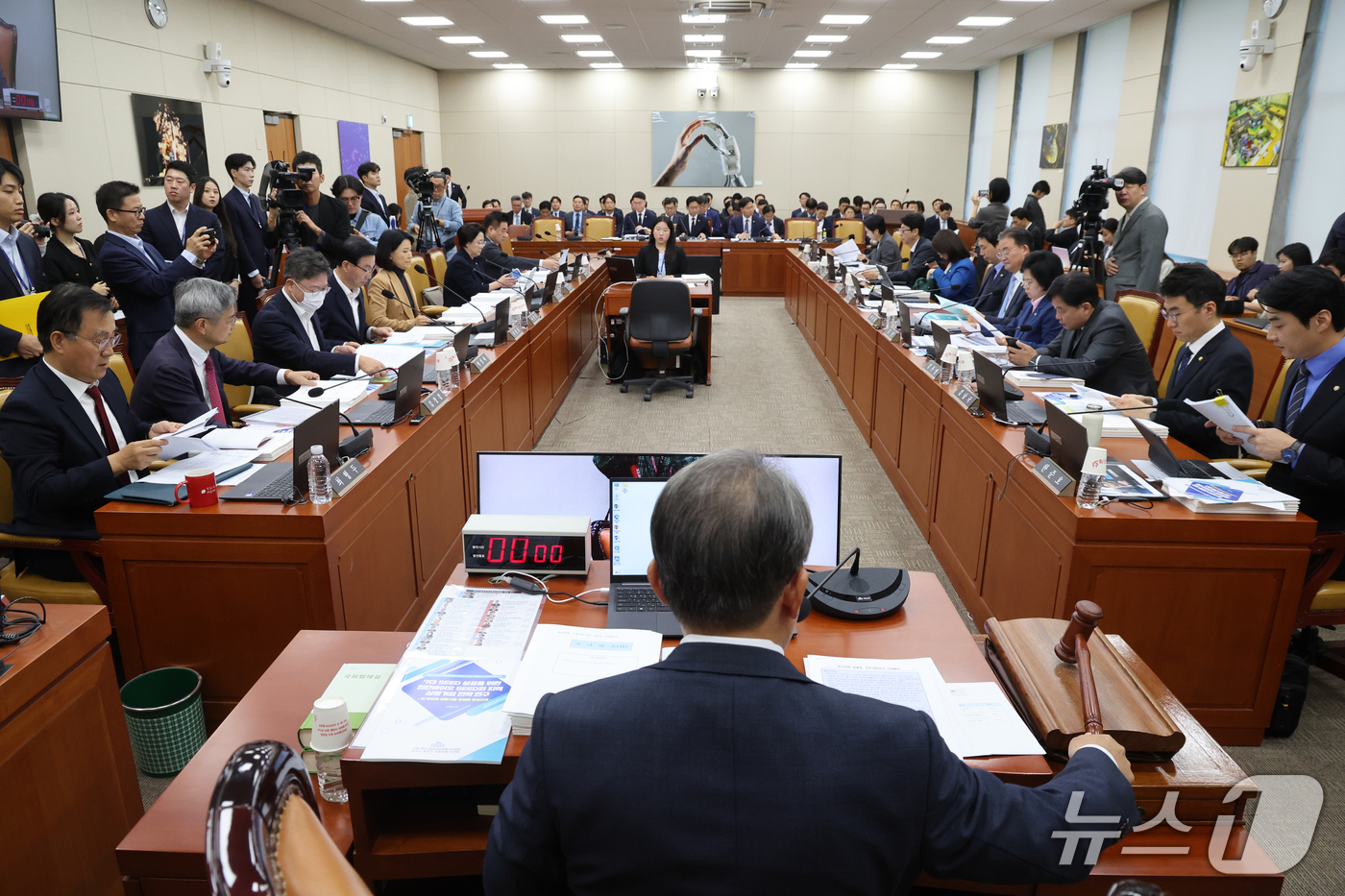 (서울=뉴스1) 황기선 기자 = 송기헌 과방위원장이 6일 서울 여의도 국회 과학기술정보방송통신위원회에서 열린 과기부 등에 대한 국정감사에서 의사봉을 두드리고 있다.  2026.10 …