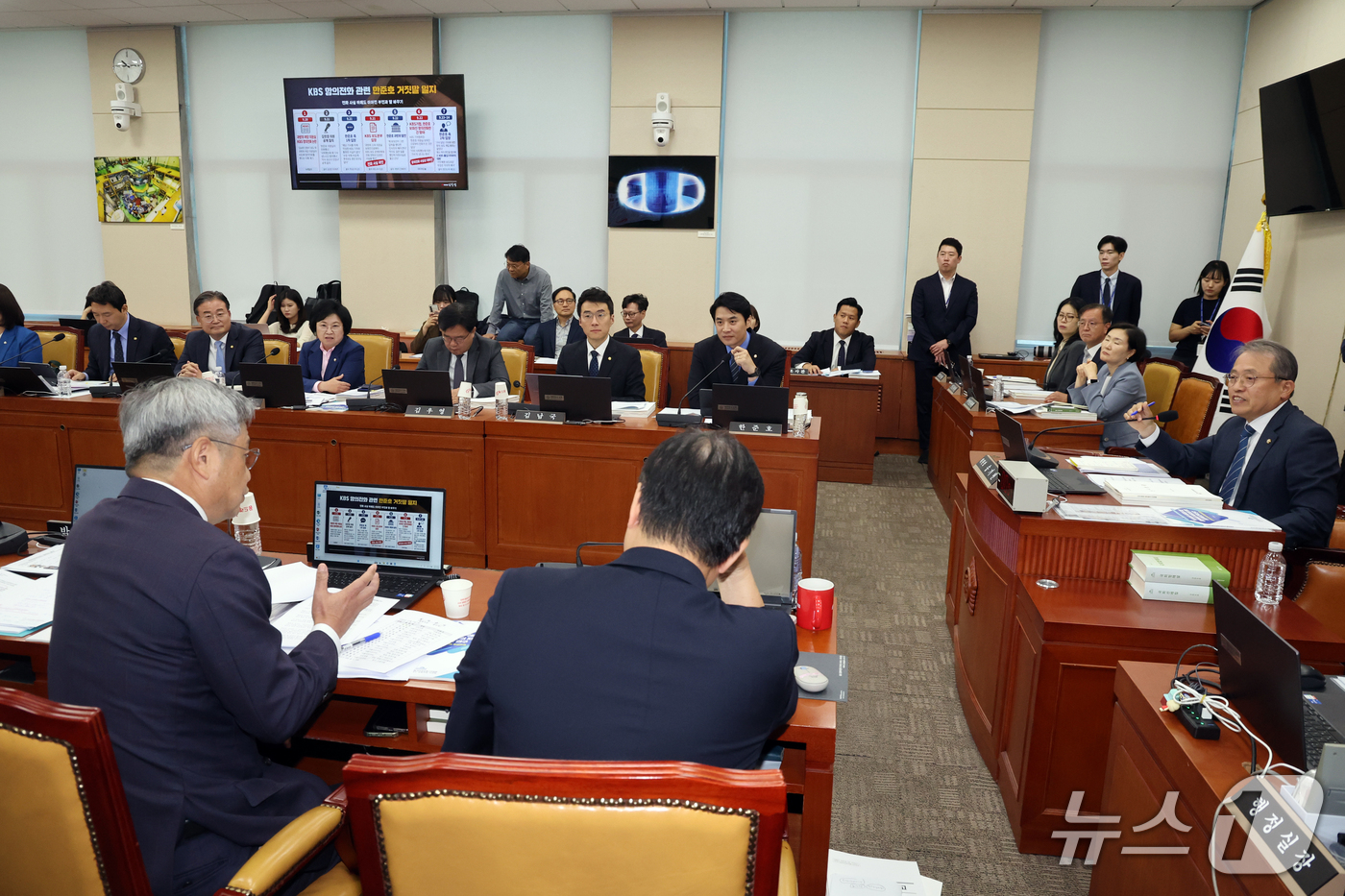 (서울=뉴스1) 황기선 기자 = 한준호 더불어민주당 과방위 간사와 김장겸 국민의힘 의원이 6일 서울 여의도 국회 과학기술정보방송통신위원회에서 열린 과기부 등에 대한 국정감사에서 설 …