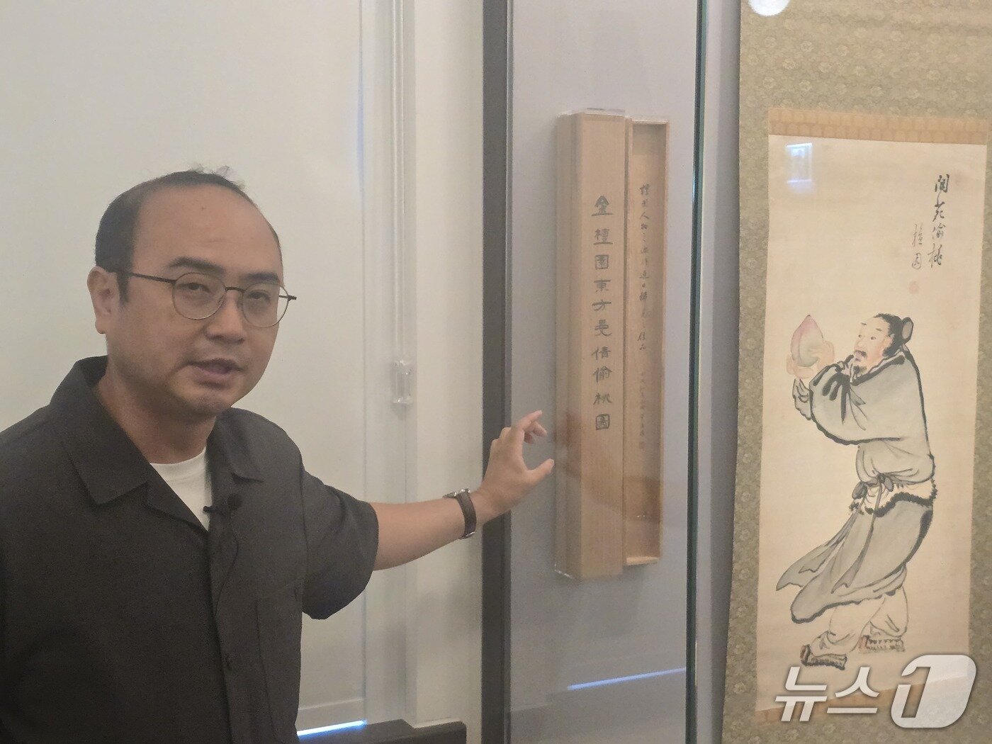 본문 이미지 - 6일, 김영욱 간송미술관 전시교육팀장이 '상서, 컬렉션을 읽다' 展기자간담회에서 전시 작품을 설명하고 있다. 2026.10.06. ⓒ 뉴스1 김정한 기자