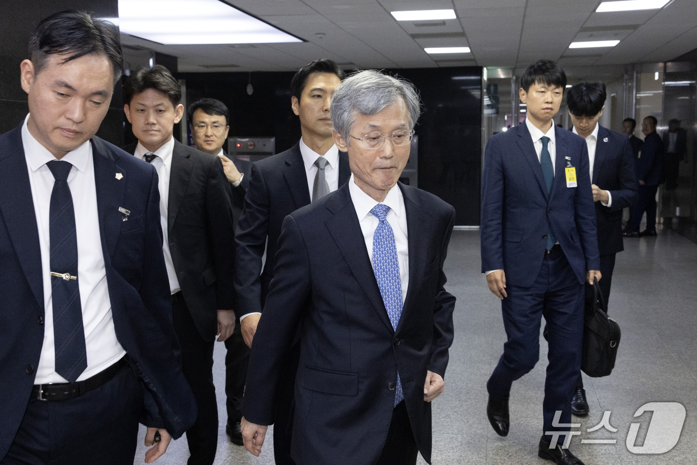 (서울=뉴스1) 신웅수 기자 = 조희대 대법원장이 6일 서울 여의도 국회에서 열린 법제사법위원회의 대법원 등에 대한 국정감사가 정회된 후 국회를 나서고 있다. 2026.10.6/뉴 …