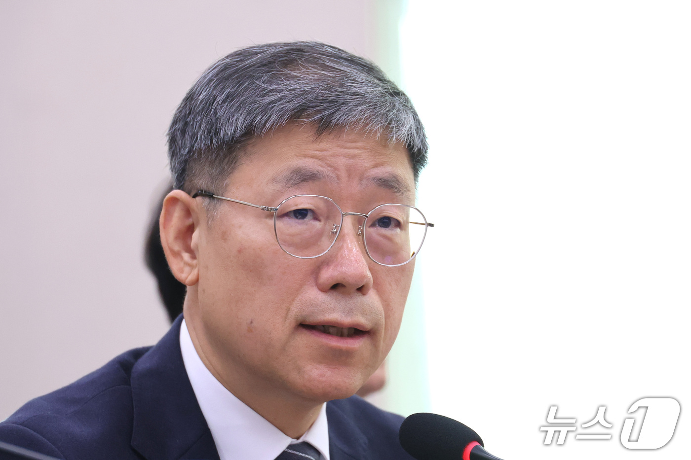 (서울=뉴스1) 신웅수 기자 = 노경필 법원행정처장이 6일 서울 여의도 국회에서 열린 법제사법위원회의 대법원 등에 대한 국정감사에서 의원 질의에 답변하고 있다. 2026.10.6/ …
